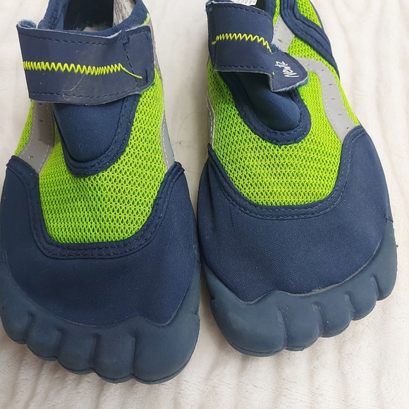 Newts Water Shoes with toe bumpers - Picture 10 of 10